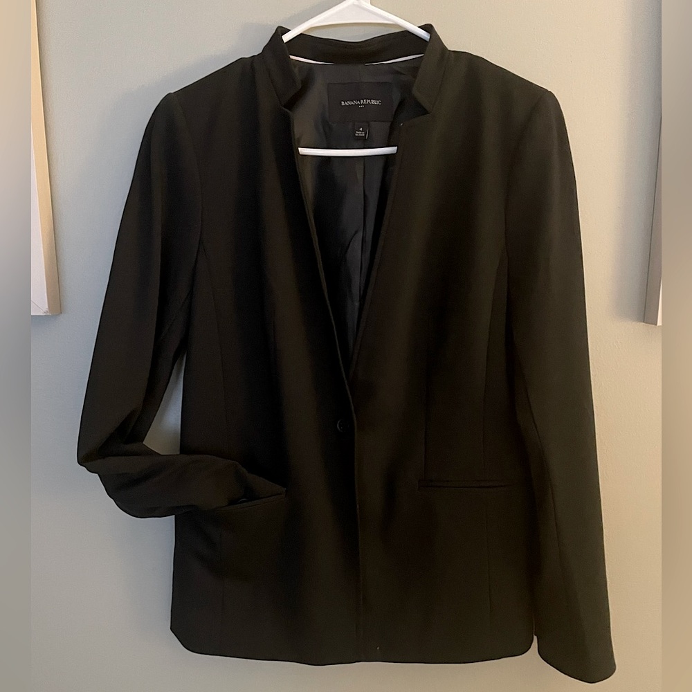 Banana Republic Blazer in great shape - worn 2-3 time  size 4. Black